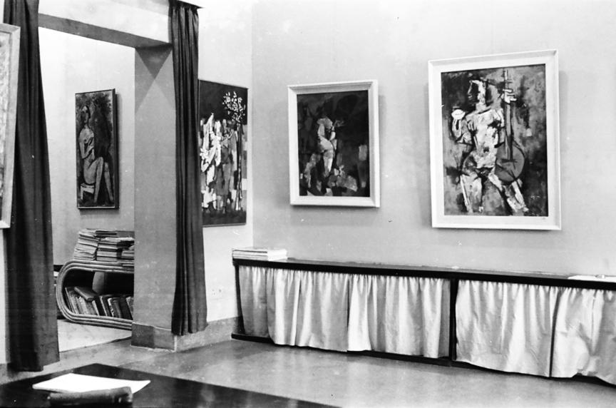 Husain show in 1959 at Sundar Nagar. Part of Virendra’s library of art books is visible in the corner