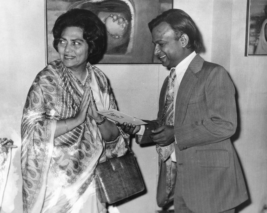 Pradeep with Begum Abida Ahmed (wife of President Fakhruddin Ali Ahmed in 1975 at the opening of Laxman Pai’s solo exhibition of Kumar Gallery)